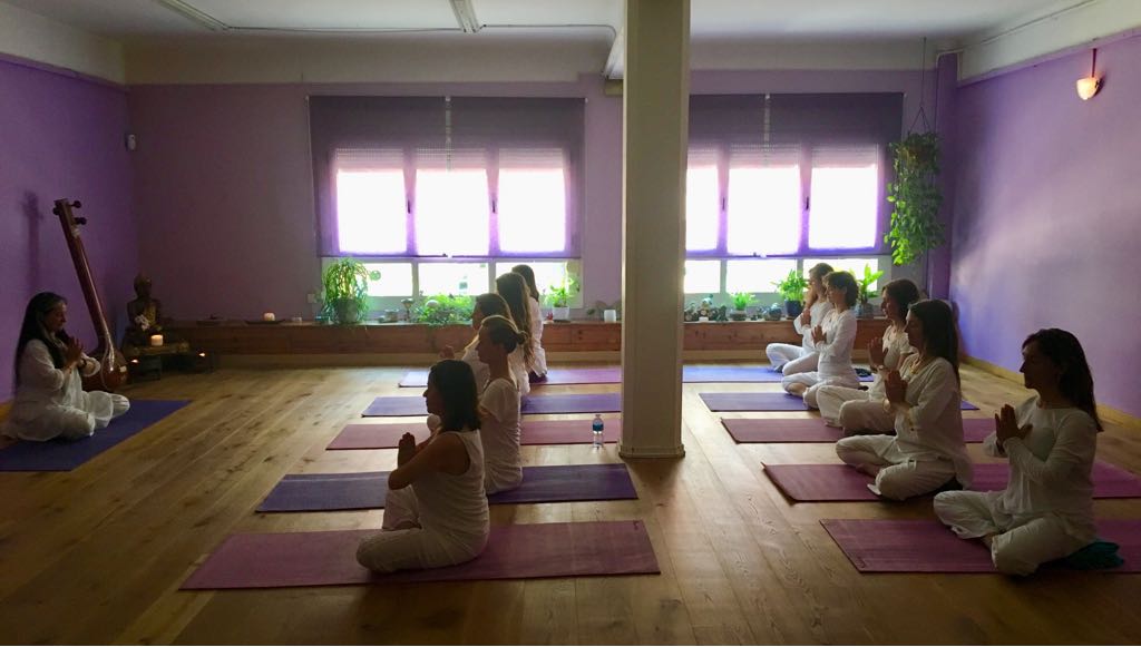clase de KUNDALINI YOGA barcelona escuela de yoga Kaivalya clase de KUNDALINI YOGA barcelona escuela de yoga Kaivalya