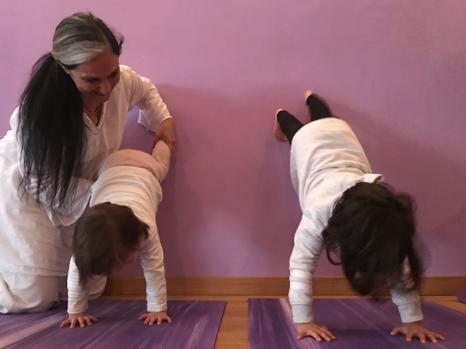 niños en clase de yoga