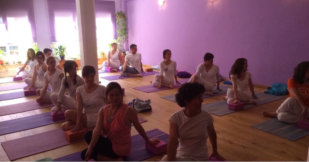 clase de yoga en poblenou con isabel cervantes