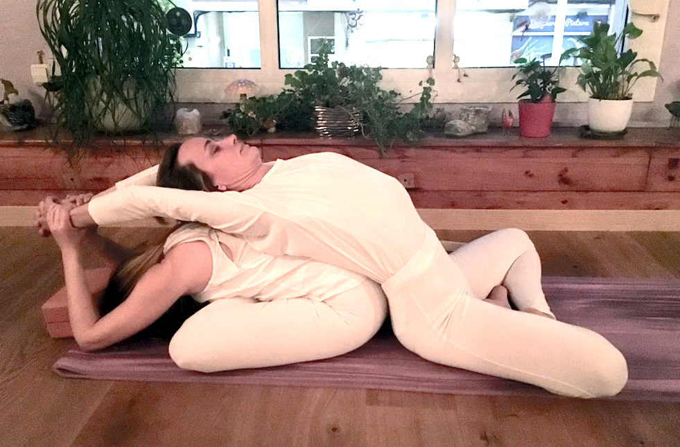 postura de yoga en pareja en barcelona postura de yoga en pareja en barcelona